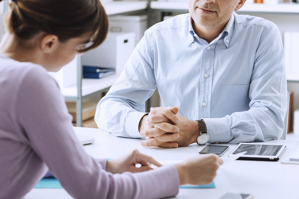 Adviesgesprek aan tafel bij Finect Financials in Apeldoorn