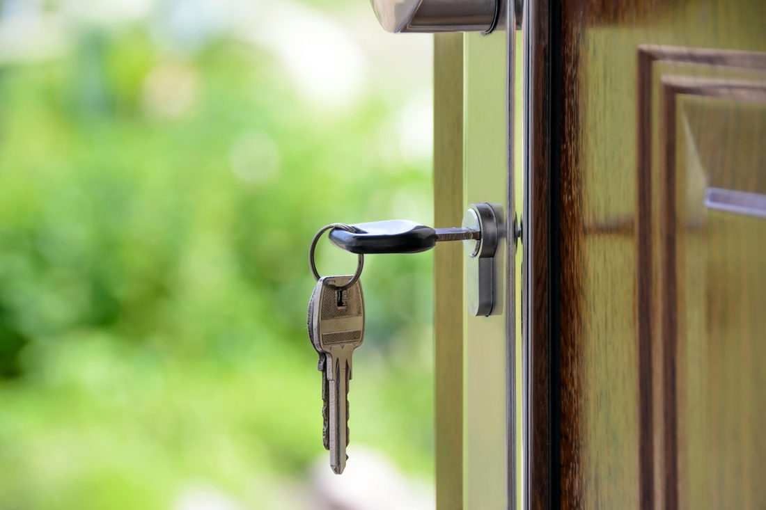 Sleutels in de voordeur van een nieuwe woning